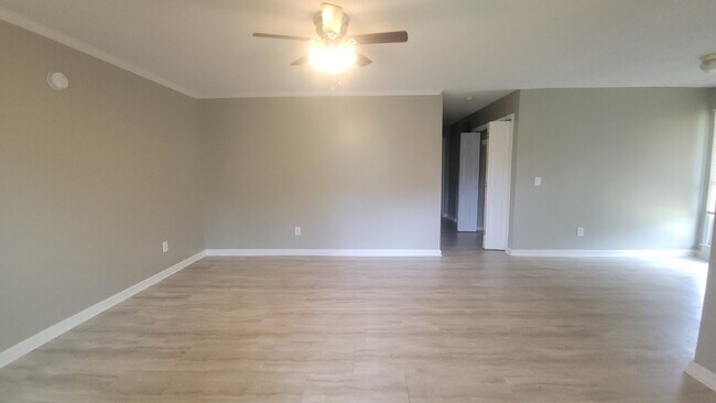 Photo - "Charming 2-Bed, 2-Bath Haven in Huntsville – Your Perfect Retreat Awaits!" Unidad B