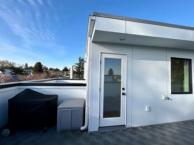 Building Photo - This spacious 1,200 sq. ft. Ballard townhome