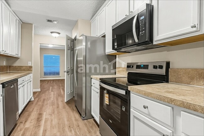 Photo - 1379 Samantha Cir E