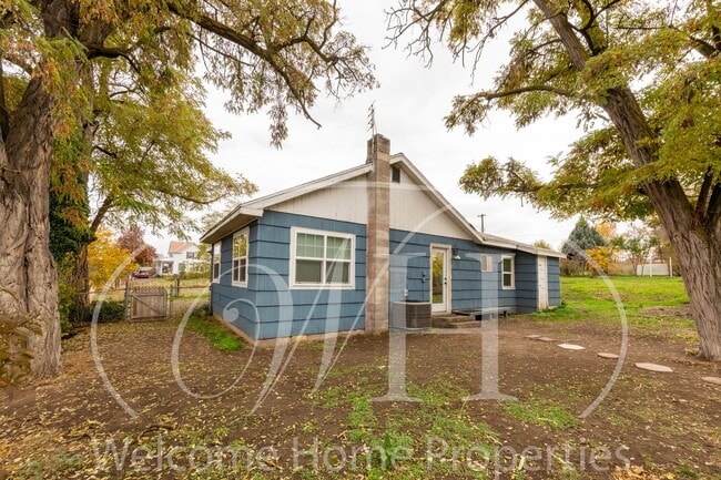 Photo - Comfortable 3-Bedroom Home with Fenced Yard and Attached Carport