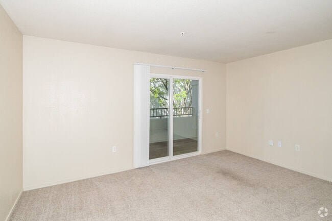 1BR, 1BA - 645SF - Living Room