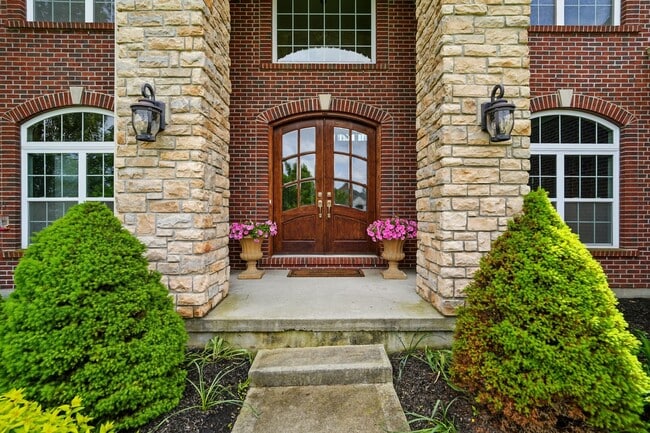 Photo - Five Bedroom House in Deerfield Township!