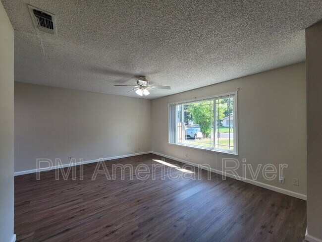 Photo - 7725 Wooddale Way