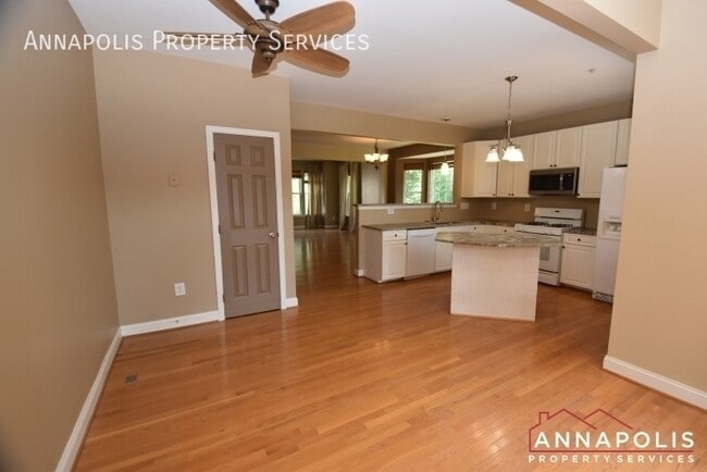 Photo - 888 Stonehurst Ct