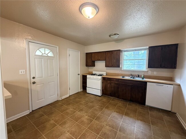 Photo - 2205 Dogwood Pl