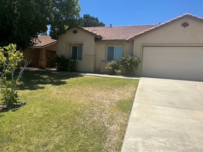 Building Photo - Nice four bed, two bath home in Northwest!!