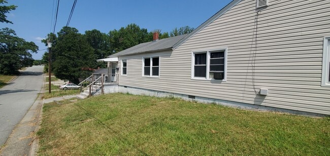 Building Photo - 2 Bedroom Duplex