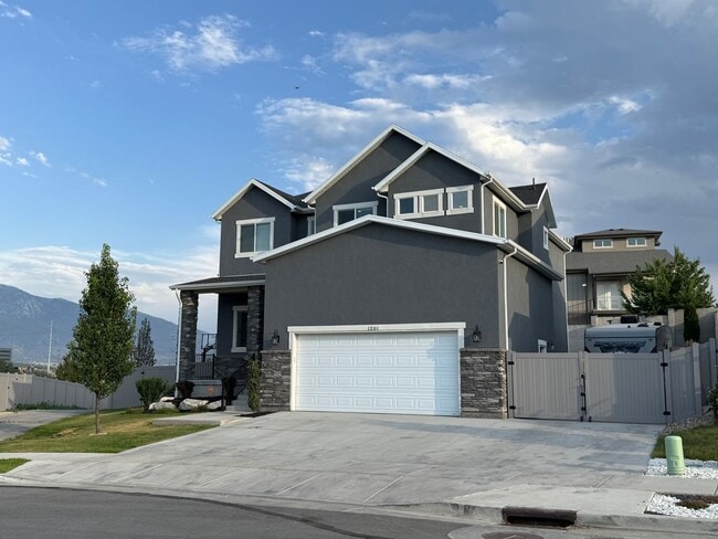 Luxury 7-Bedroom Home with Office, Dayligh... - Luxury 7-Bedroom Home with Office, Dayligh...