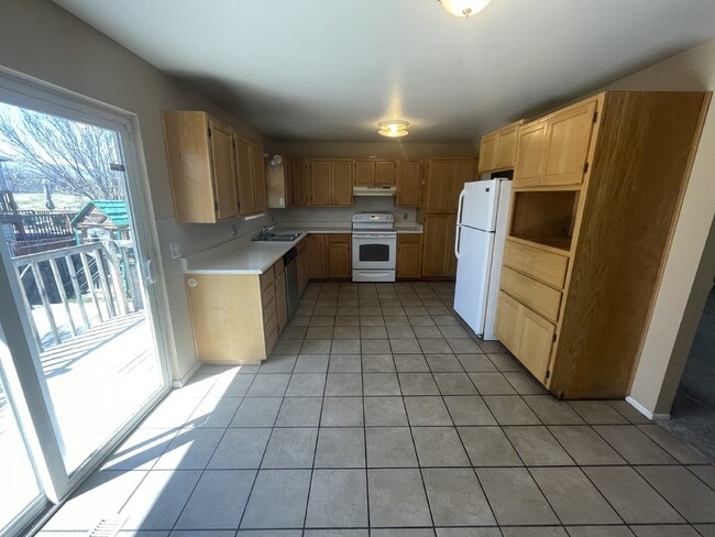 Photo - Spacious 6-Bed Oasis with Finished Basement & Cozy Fireplace.