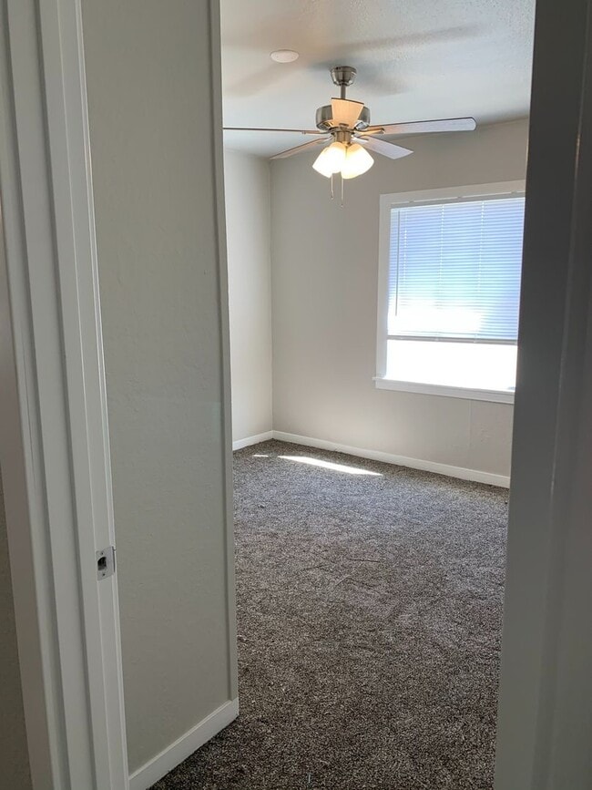 Photo - FULLY REMODELED Large 4/2, Close to Enloe and Chico State