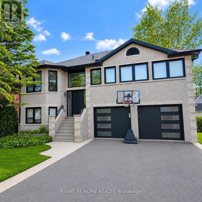 Photo - 2610 Leonard St