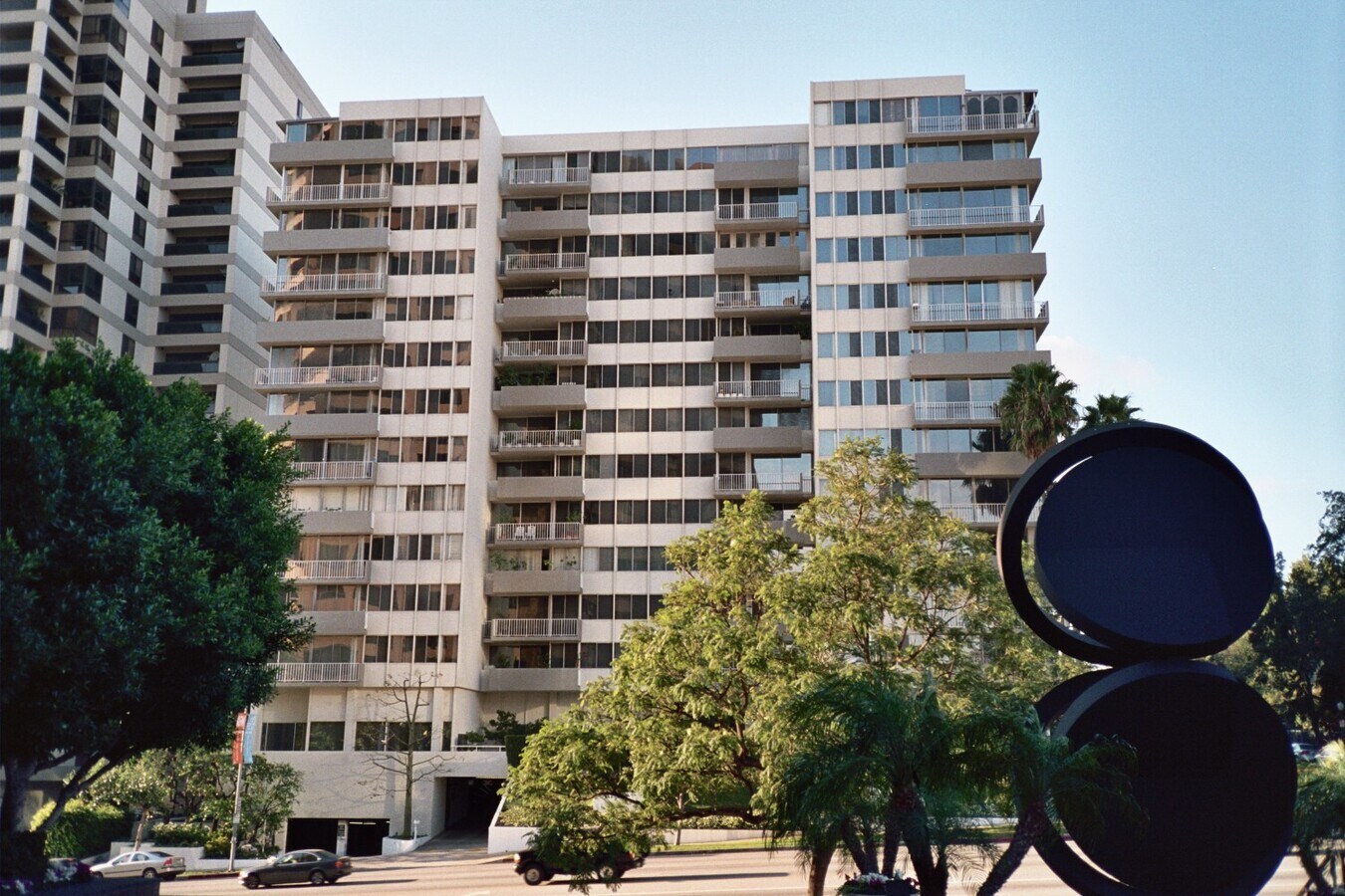Vista desde el otro lado de Wilshire Boulevard - Wilshire Holmby