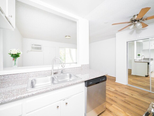 Photo - 14220 Burbank Blvd