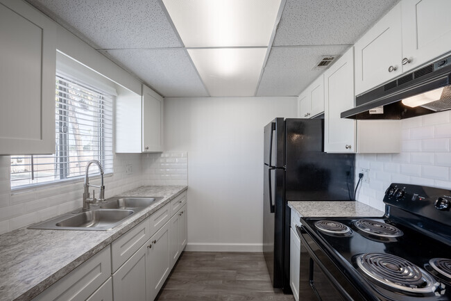 2BR, 1BA - 868SF - Kitchen - Golfview Apartments