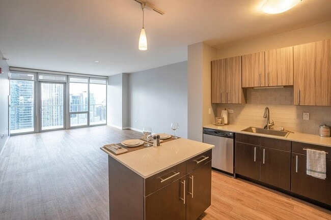 Photo - 336 E Wacker Dr