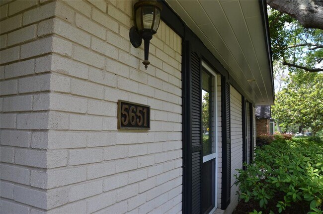 Photo - 5651 Valkeith Dr