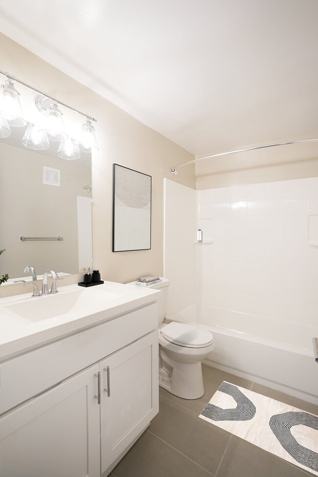 Baño renovado - Montgomery Pointe
