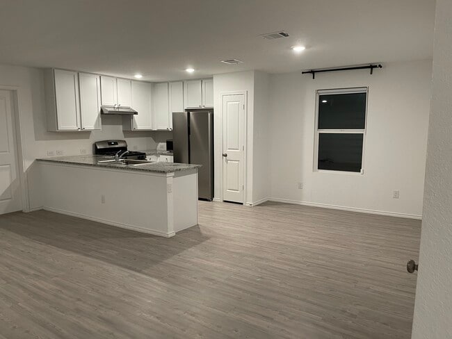 Building Photo - 4127 Cove Fls