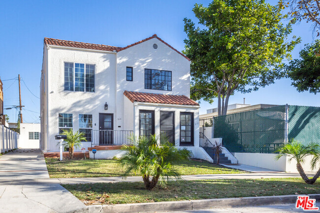 Building Photo - 912 S Sycamore Ave Rental