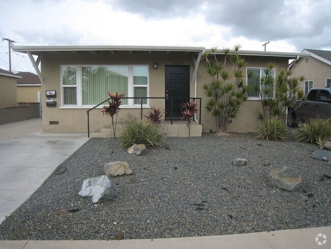 Building Photo - 215th12233-35 Unit 12233 Rental