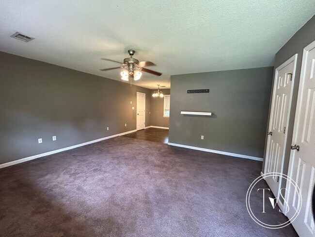 Photo - 982 White Cir