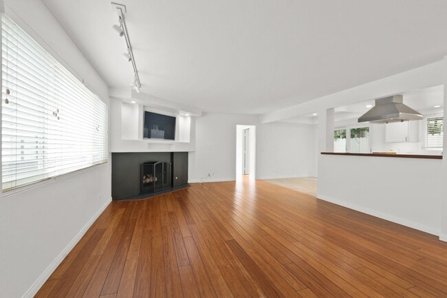 Photo - Coastal Living in the Heart of Corona del Mar