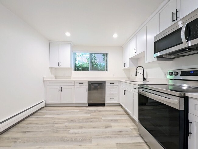 Building Photo - Beautiful, remodeled 1 bedroom apartment in the heart of sugarhouse. Unit B