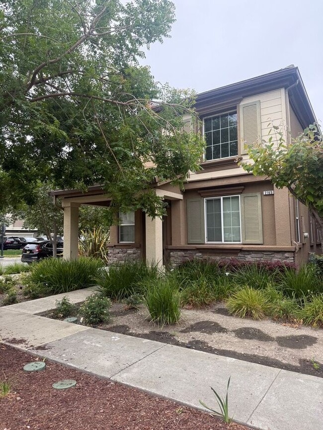 Building Photo - Beautiful 3 Bedrooms 2.5 Bath