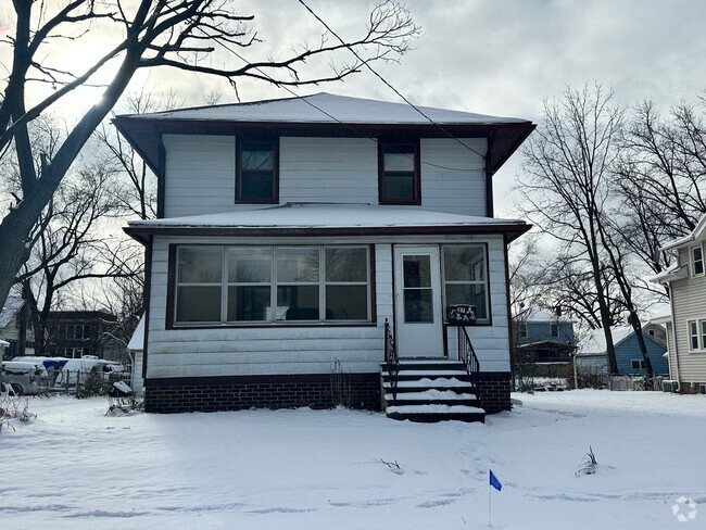 Building Photo - Three Bedroom House Available in Battle Cr...