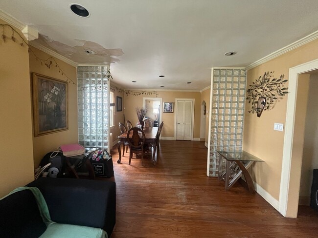 Photo - 834 Edward St