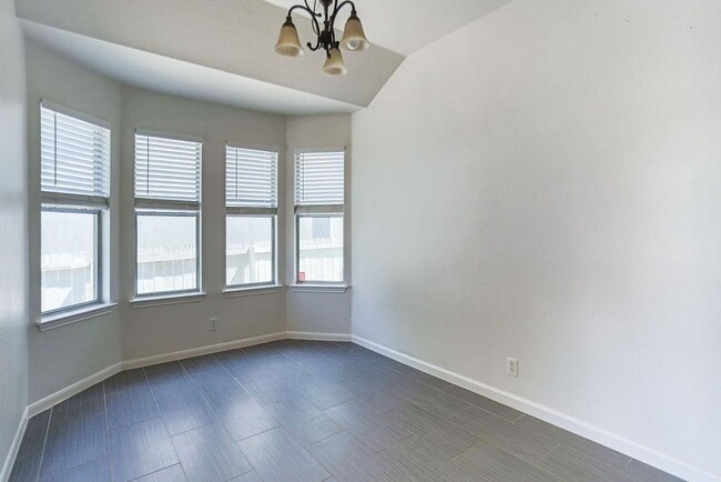 Photo - 215 Estate Dr