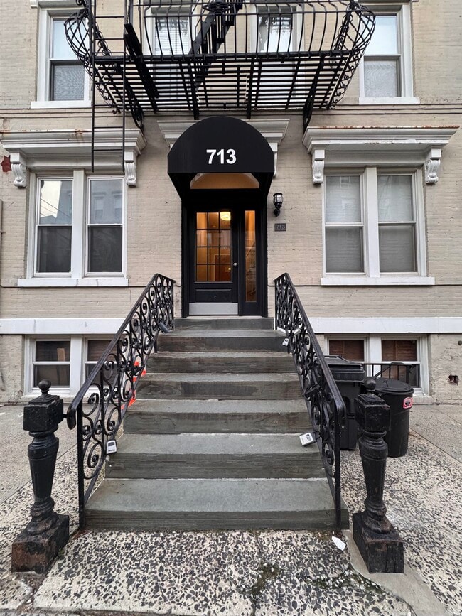 Building Photo - 713 Willow Ave Unit 4E Rental