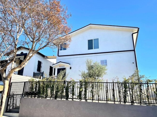 Building Photo - Beautiful 4 Bed / 3 Bath apartment with PARKING & IN-UNIT LAUNDRY! Unit 958 1/2 S Breed St