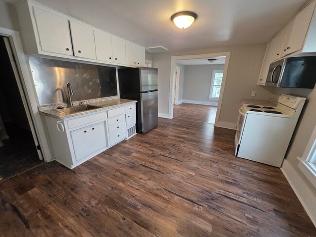 Building Photo - 725 W Franklin St Unit 725 1/2 upper Rental
