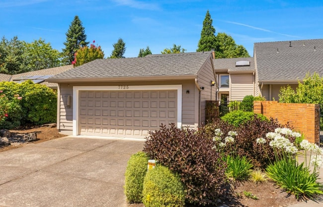 Photo - Prime Charbonneau Golf Community Location! 2 Bed, 2.5 Bath + Den, A/C, Washer/Dryer and Garage