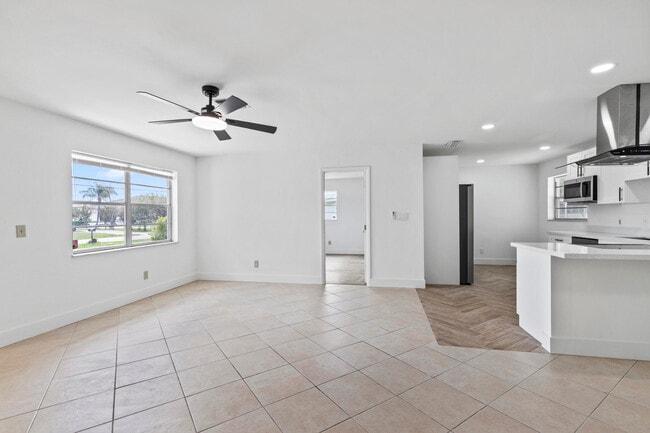 Photo - 106 NW Curtis St