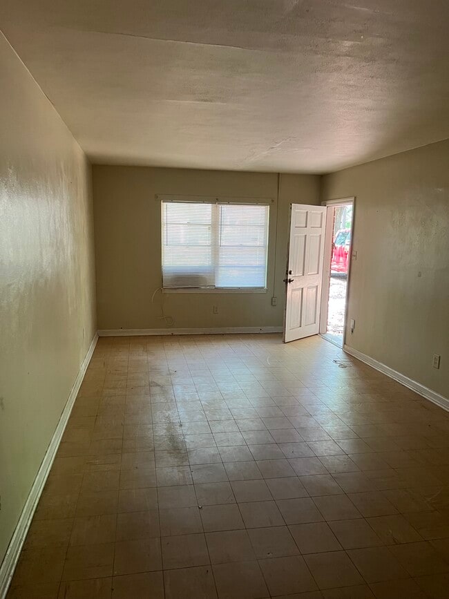 Photo - 717 9th Ave Apartments Unit B