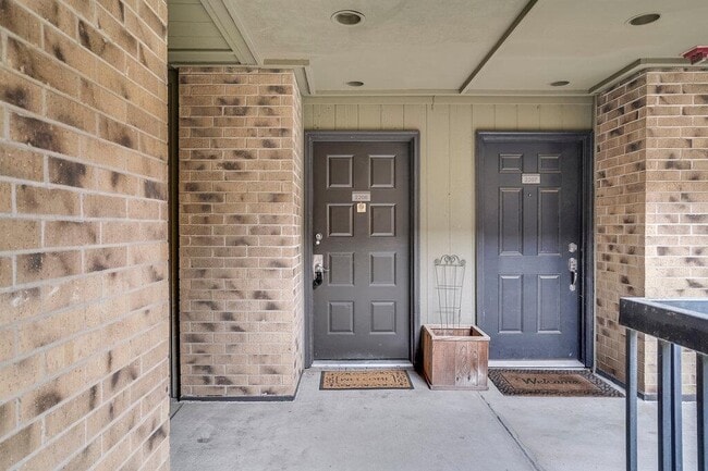 Building Photo - 8888 Tallwood Dr Unit 2206
