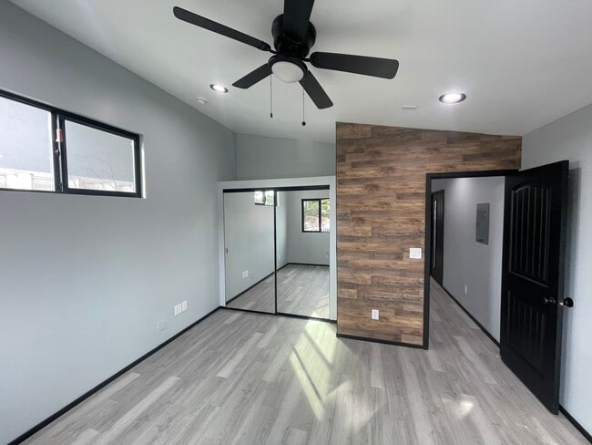 1542 Loma Ln