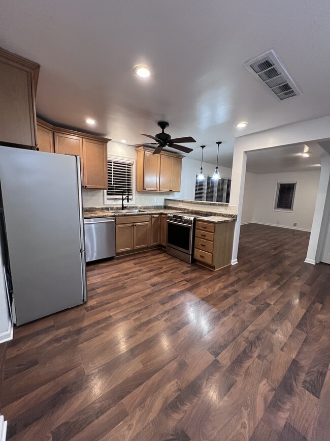 Photo - 211 E Susan Dr