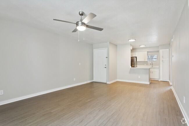 Living Space w/ Ceiling Fan - Bay Crossing Rental