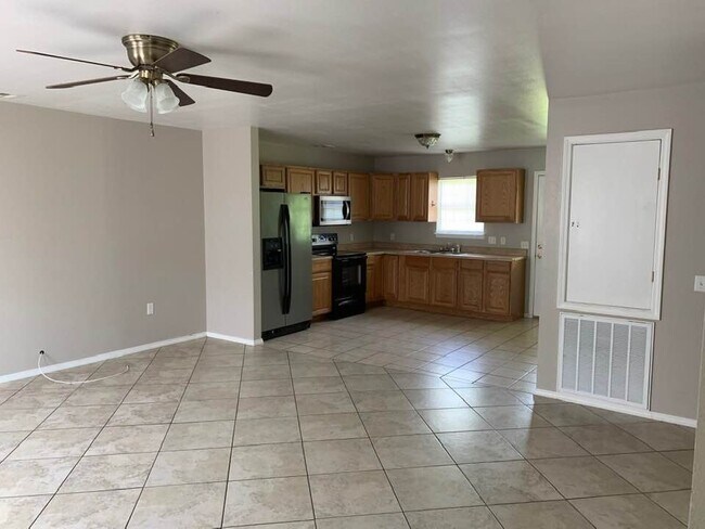 Photo - Cute 3 bedroom 1 bath house. Handicap acce...