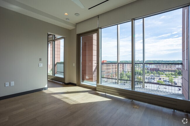 2 BR, 2 BA - 1000SF