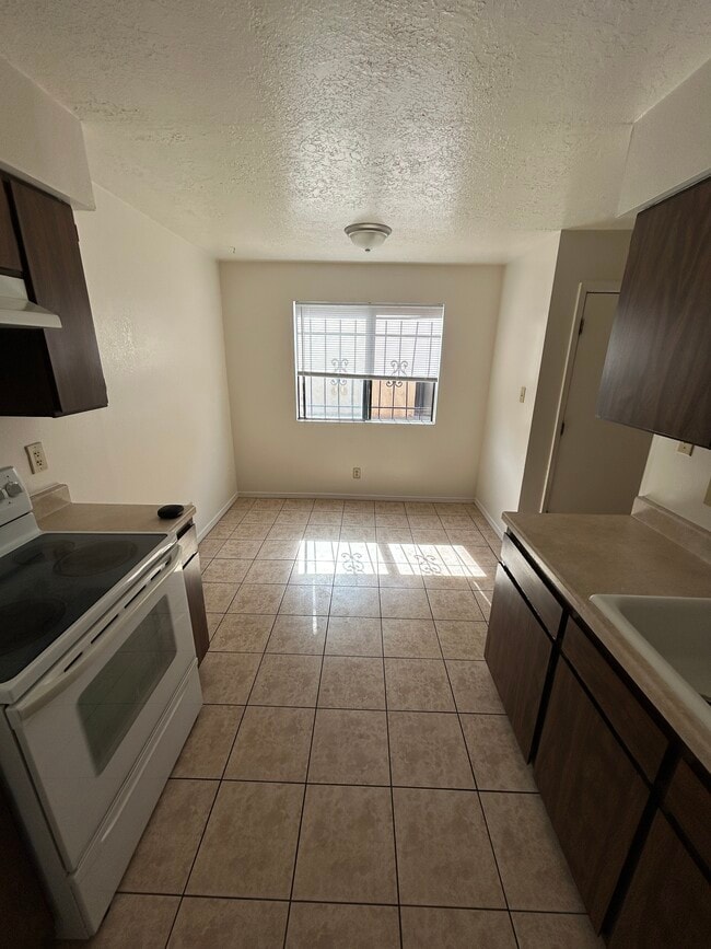 Dinng Room - 1038 Texas St NE Unit A