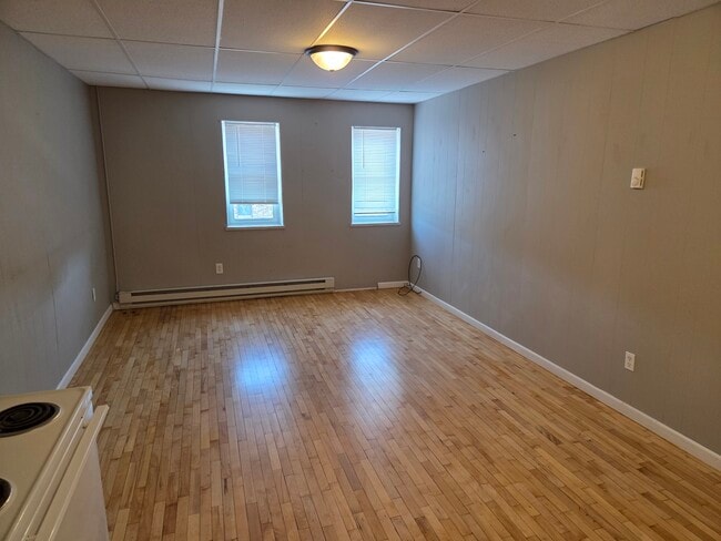 Building Photo - 528 Broadway St Unit 3