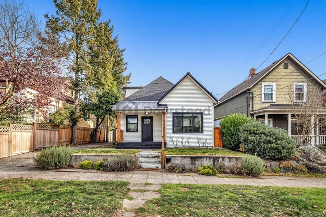 Building Photo - 924 24th Ave S