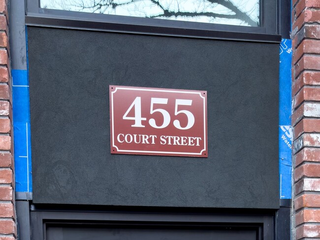 Building Photo - NEWLY RENOVATED DOWNTOWN SALEM STUDIO Unit 455-207 Rental