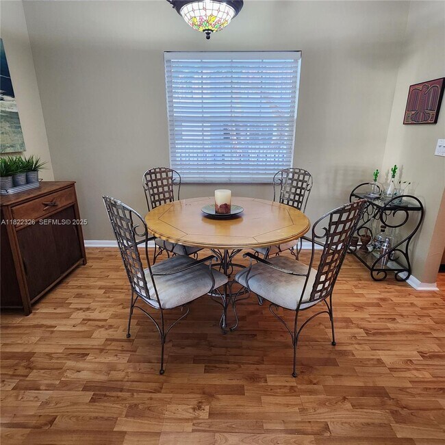 Photo - 2424 NE 9th St Unidad 212