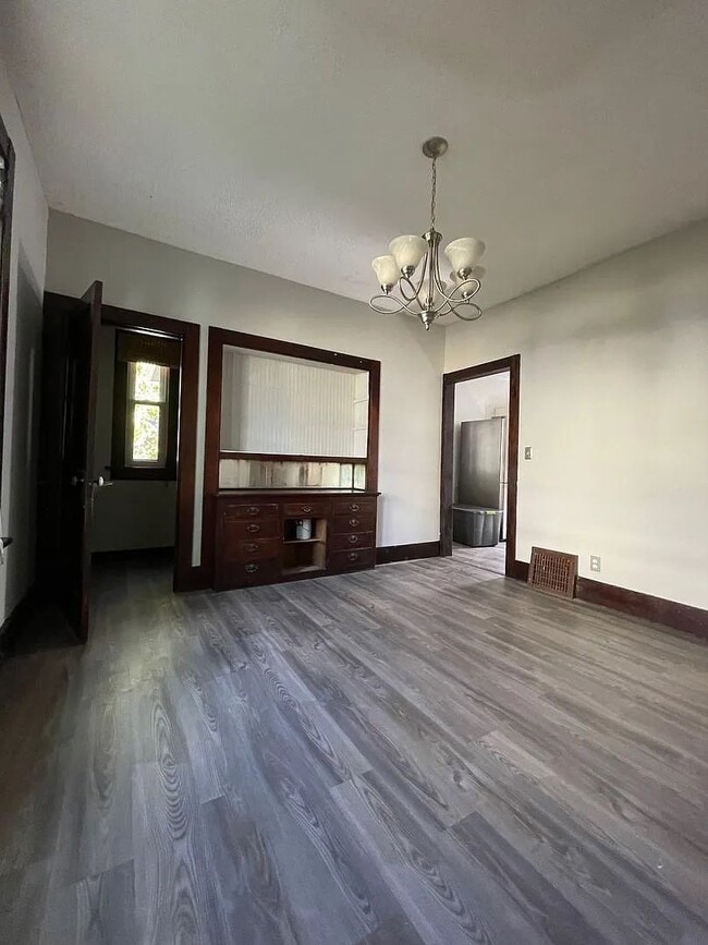 Building Photo - Spacious 5-Bedroom Rental Near Campus & Do...