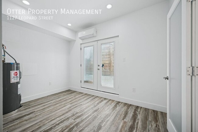 Photo - 1127 Leopard St